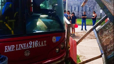 Un sujeto lo tomó del cuello para robarle y perdió el control del colectivo que chocó con una garita
