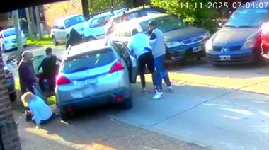 Una mujer quedó en shock cuando delincuentes armados le rodearon el auto y la apuntaron a la cabeza