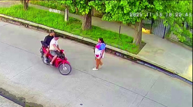 Maleducados en moto asaltaron a una maestra cuando regresaba de dar clases en una escuela