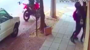 Motochorros lo inmovilizaron en la puerta de la casa y le robaron un maletín