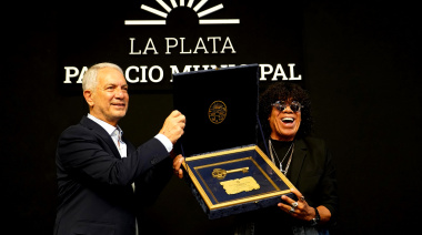 “La Mona” Jiménez fue declarado Visitante Ilustre en La Plata y confirmó el Festival de Cuarteto