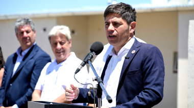 La contracara de Milei: Kicillof visitó Bahia Blanca, recorrió obras y entregó viviendas