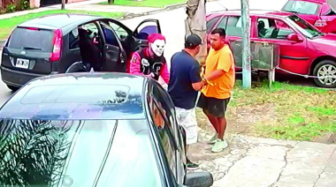 Con máscara de payaso, golpes y un tiro al aire, asaltaron a un vecino de José C. Paz