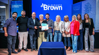 En un emotivo encuentro, vecinos de ocho localidades de Brown firmaron la escritura de su casa