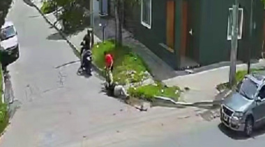 Motochorros revolcaron por la calle a una mujer y vecinos justicieros los escarmentaron en San Martín
