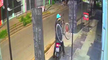 Madrugadas de terror en Monte Grande: robó una moto y se llevó bicicleta colgada al hombro
