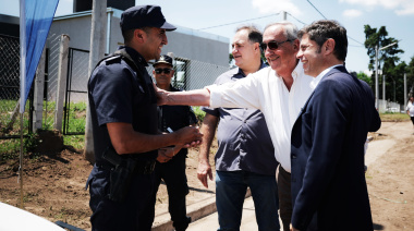 Kicillof entregó viviendas y logró una foto conjunta con la UCR: en bloque contra Milei