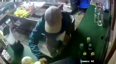 En menos de dos minutos robó y escapó con dinero y bebidas de un parador en Villa Gesell