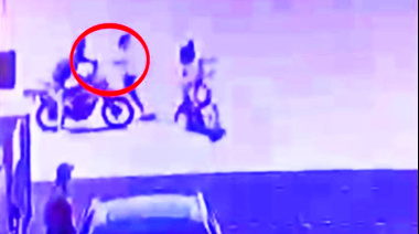 A plena luz del día y en una avenida principal de Quilmes, motochorros robaron un vehículo a mano armada