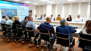 Egüen se mostró junto a Katopodis en la firma de la licitación del último tramo del Río Salado