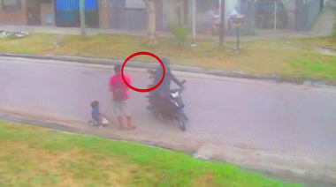 Paseaba con el pequeño hijo y motochorros le robaron todo en Morón