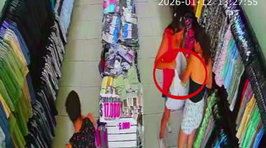 Mechera de temporada: una ladrona fue descubierta cuando escapaba con decenas de prendas