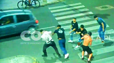 Violencia y descontrol en La Plata: grupos de adolescentes se trompearon a metros de la gobernación