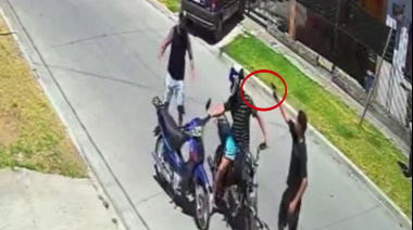 Motociclista fue emboscado por delincuentes que le apuntaron a la cabeza y lo dejaron a pie en Quilmes
