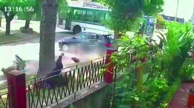 Una mujer fue atropellada y lanzada varios metros luego del choque entre un auto y un colectivo