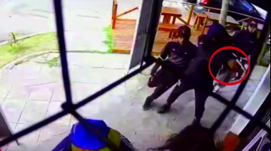 A las 7:30 am paró en un kiosco y fue asaltada por jóvenes "pirañas" fuertemente armadas