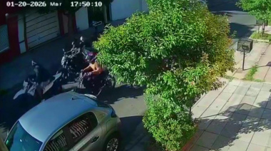 Manada de motochorros armados lo rodeó y le robó el vehículo a plena luz del día