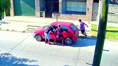 Se resistió al robo del auto y "las pirañas" se la llevaron colgada de la puerta