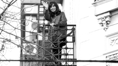 Cristina quiere quedarse con el reflector político y salió a frenarle el carro a Kicillof