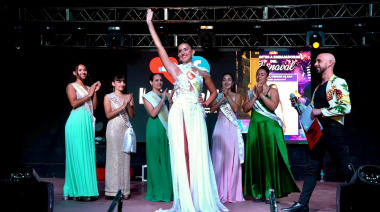 Egüen coronó a Oriana González como nueva embajadora distrital del Carnaval de 25 de mayo