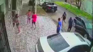 Robo relámpago en San Martín: bajaron de un auto, asaltaron a los clientes de un kiosco y escaparon