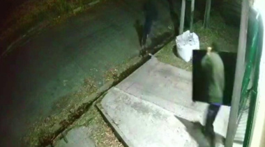 Un portón descarrilado fue la invitación para el robo de una vivienda en La Plata