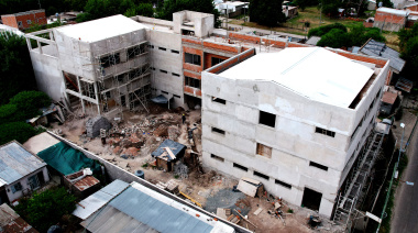 Previo al inicio de clases, Brown avanza en la construcción del edificio de la escuela secundaria N° 26
