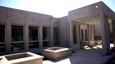 25 de Mayo comenzó la instalación del piso en la nueva guardia del Hospital Unzué