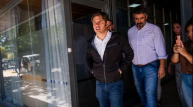 Contra la espada y la pared: Kicillof tuvo que frenar su gira federal para apagar el incendio bonaerense