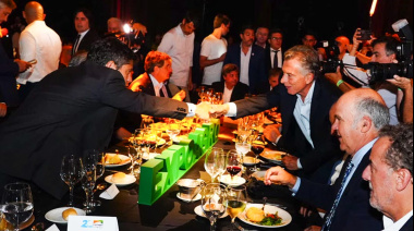 Una postal política y una tensión que se cortó con cuchillo: Kicillof y Macri, juntos en la mesa de Expoagro