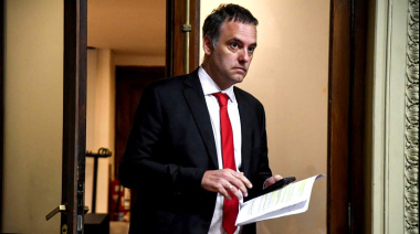 Adorni complicado: mientras señala a “la casta”, denuncian que usa vuelos privados y hangares VIP