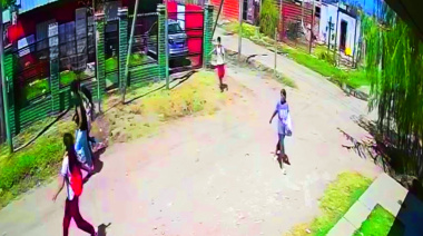 Al mediodía y en una calle llena de chicos, persiguió a un joven a balazos