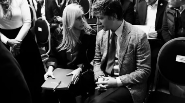 El juego de la silla en el CCK: Santiago Caputo se coló en primera fila y desató la furia de Karina