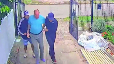 No le temen ni a Dios: aunque se encomendó a Jesús lo asaltaron en la puerta de la casa