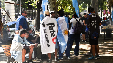 Trabajadores de Fate presionan a Kicillof y se movilizan a la Gobernación con el apoyo de Máximo Kirchner