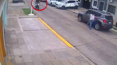 Llegaba a la casa con el hijo y motochorros la corrieron para robarle la camioneta