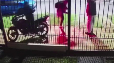 Motochorros educados: le robaron hasta la visera y cuando escaparon se despidieron