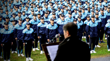 128 mil pesos: el aumento acumulado de enero-febrero-marzo que dio Kicillof a la policía bonaerense