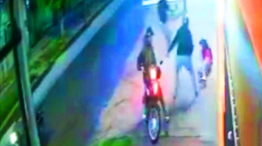 Iba a trabajar y lo atacó una manada de motochorros