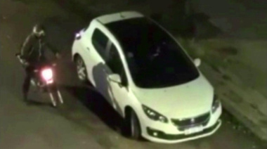 Motochorros asaltaron a un automovilista en el centro de La Plata