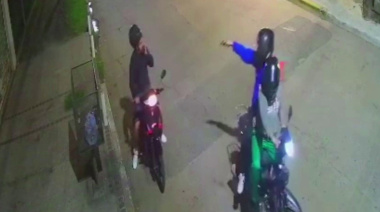 Se detuvo a responder un mensaje y le apuntaron a la cabeza para robarle todo