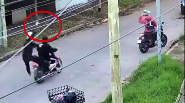 Motochorros robaron un vehículo a los tiros y se cruzaron con la policía cuando escaparon