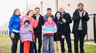 Escándalo en La Plata: Kicillof contra las cuerdas por una falsa entrega de viviendas