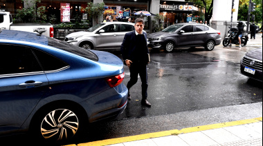 Estalló la polémica: se descubrió quien financió la gira de Kicillof en España