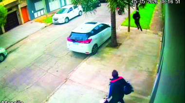 Motochorros lo emboscaron y le robaron todo en la puerta de la casa