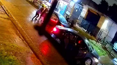 Paró a comprar en un 24 horas y le robaron todo en pocos segundos
