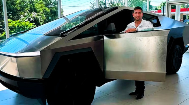 Mientras los argentinos se ajustan, un diputado libertario llegó al Congreso en un Tesla Cybertruck