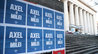 "Axel o Milei": la sugerente campaña de afiches que desafía al cristinismo de cara al 2027