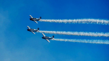 Hacer patria desde el cielo: la Fuerza Aérea deslumbró a 25 de Mayo en un histórico encuentro