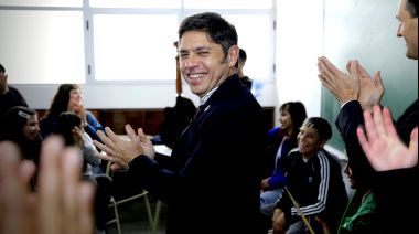 Imitando a Vidal: Kicillof fue captado “casual” comprando figuritas del Mundial con Cuenta DNI